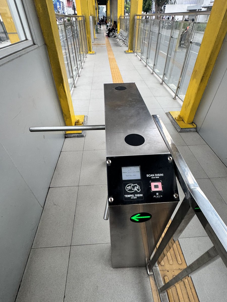 adriansyahyasin's tweet image. Halte BRT pertama di Kota Medan, Lapangan Merdeka. Layoutnya sangat mirip dengan halte Transjakarta, hanya saja decknya di sini rendah karena busnya low deck

Kesemua 5 rute bus Listrik di Medan berhenti di halte ini. Menunggu rencana BRT Amplas - Pinang Baris menjadi kenyataan