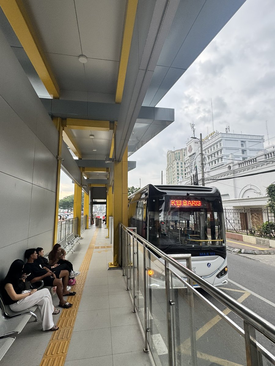 adriansyahyasin's tweet image. Halte BRT pertama di Kota Medan, Lapangan Merdeka. Layoutnya sangat mirip dengan halte Transjakarta, hanya saja decknya di sini rendah karena busnya low deck

Kesemua 5 rute bus Listrik di Medan berhenti di halte ini. Menunggu rencana BRT Amplas - Pinang Baris menjadi kenyataan