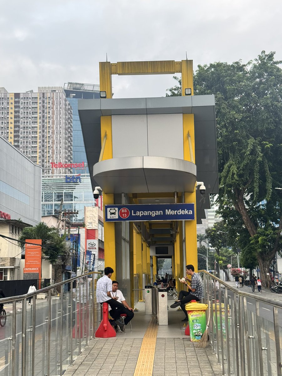 adriansyahyasin's tweet image. Halte BRT pertama di Kota Medan, Lapangan Merdeka. Layoutnya sangat mirip dengan halte Transjakarta, hanya saja decknya di sini rendah karena busnya low deck

Kesemua 5 rute bus Listrik di Medan berhenti di halte ini. Menunggu rencana BRT Amplas - Pinang Baris menjadi kenyataan
