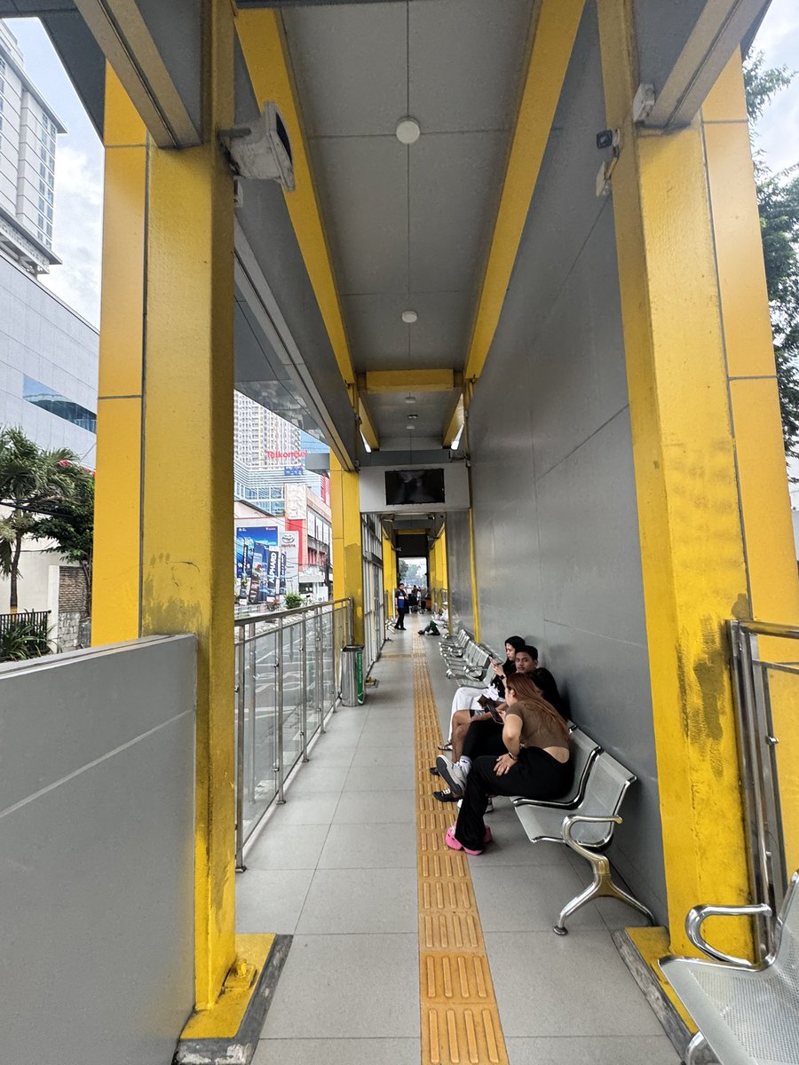 adriansyahyasin's tweet image. Halte BRT pertama di Kota Medan, Lapangan Merdeka. Layoutnya sangat mirip dengan halte Transjakarta, hanya saja decknya di sini rendah karena busnya low deck

Kesemua 5 rute bus Listrik di Medan berhenti di halte ini. Menunggu rencana BRT Amplas - Pinang Baris menjadi kenyataan