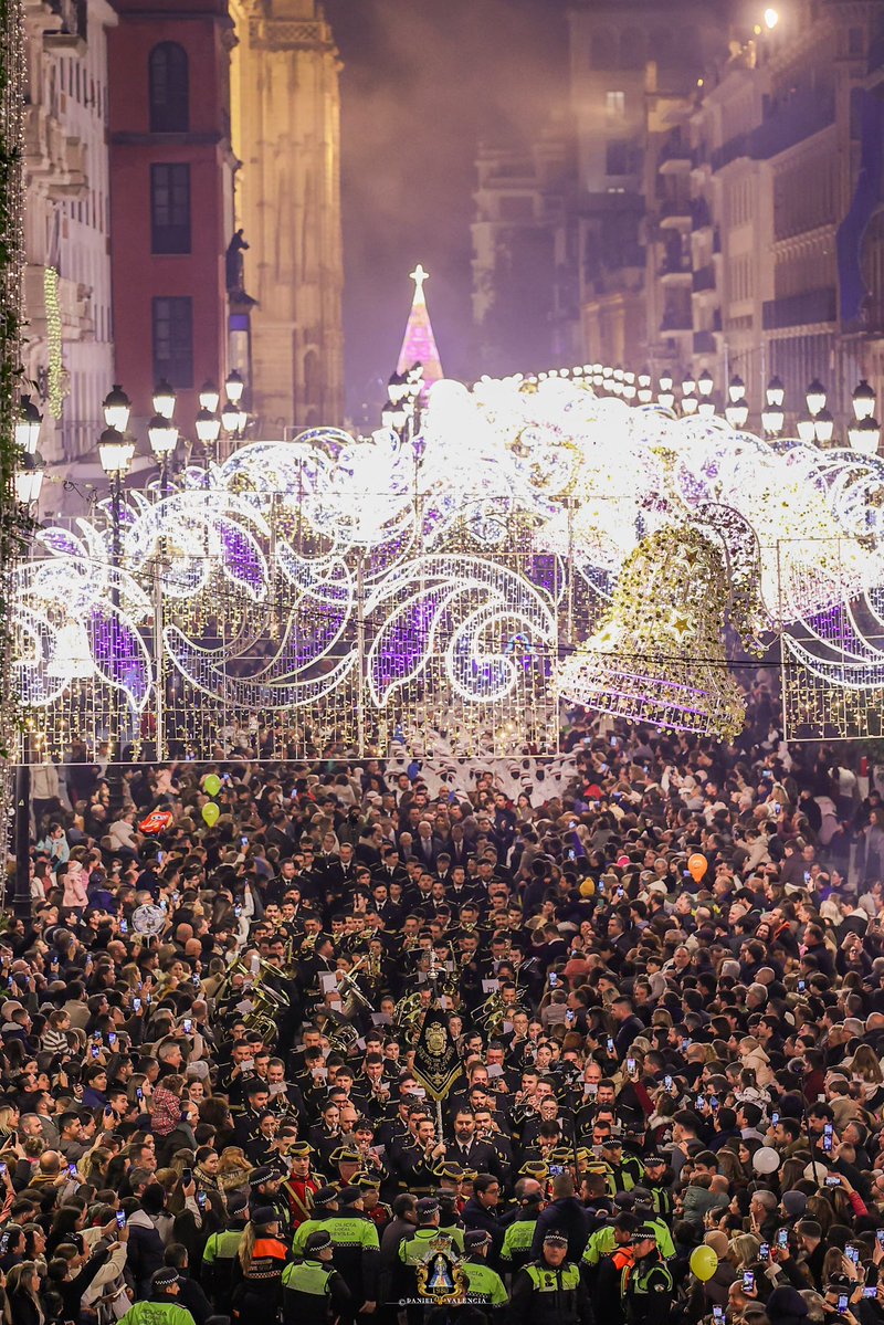 AgrupacionVR's tweet image. Ahora, mientras no para de llover, voy a contaros algo muy personal.

El año pasado, tal día como hoy, un 4 de enero, ya de vuelta a casa con la chaqueta en una mano y el tambor en la otra, se acercó a mí una mujer con una pequeña de unos diez años agarrada de la mano.

-Perdona…