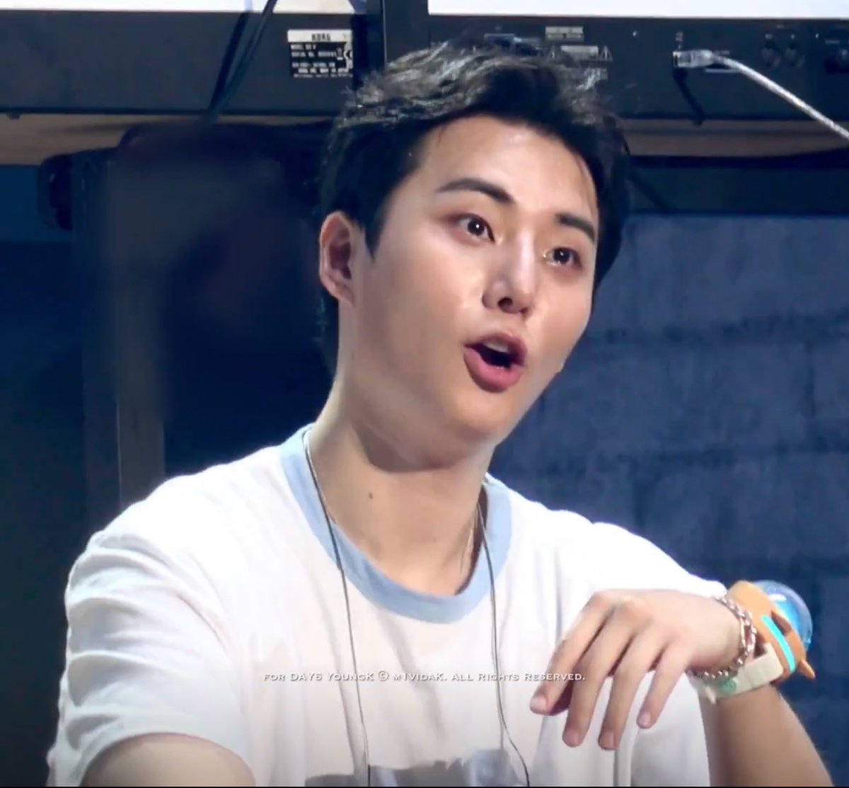 눈물 할짝 핥아먹는게 개웃기고 귀여움ㅋㅋㅋㅋ
구리고 형 목소리에 바로 영똥이되..