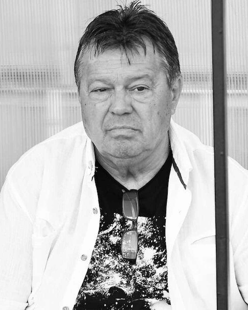 FKRadnik's tweet photo. IN MEMORIAM: Milorad Kosanović (1951 - 2026)
 
Sa dubokom tugom primili smo vest o smrti Milorada Kosanovića, čoveka koji je ostavio dubok trag u srpskom fudbalu, a između ostalog je nakratko vodio i naš tim u sezoni 2016/17. 
Porodici i prijateljima upućujemo iskreno saučešće. https://t.co/7i9LgcgYpf