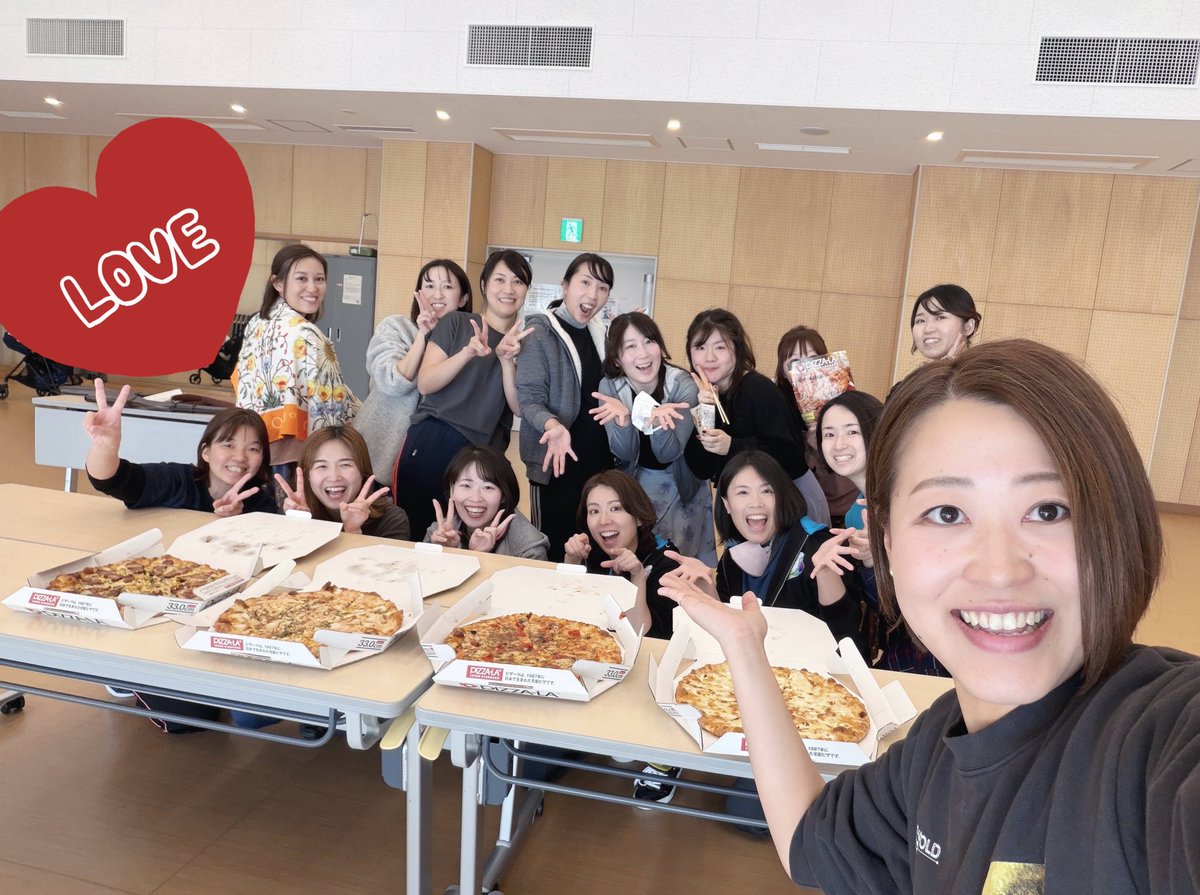 あけましておめでとうございます！🎍
本日からA-ileは稽古初め！
新年会を兼ねて、ピザパーティーを🍕
食べて練習して、いい新年ですね！
今年もよろしくお願いします✨