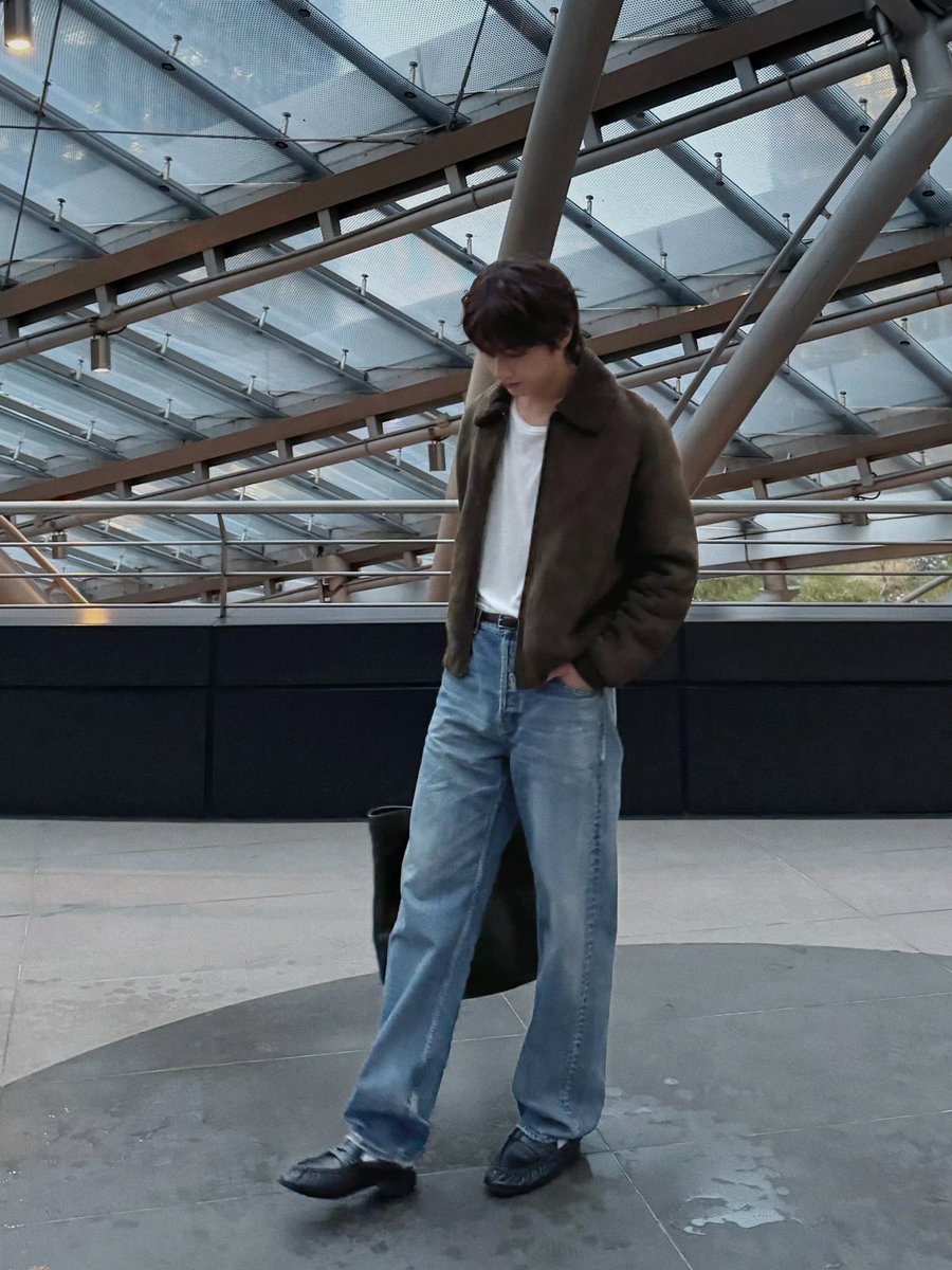 シンプルなコーディネートだからこそ際立つ、ジュンくんのスタイル(と