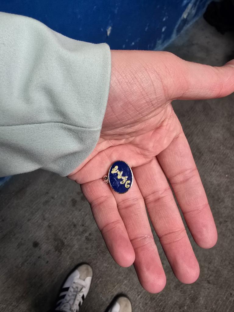 _ed19's tweet image. It's only a little badge, but I know people treasure these

If this is yours, give me a message. Found in the North concourse at half time today. #lufc