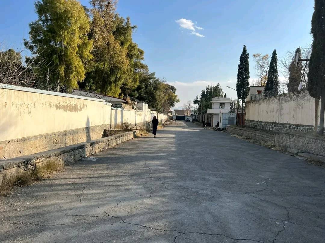 خوست ښار کې د تيرې ادارې والي د کور مخته هغه سړک چې د تېرو ۲۰ کلونو راهیسي بند وو، نن د ولسونو پر مخ د تګ راتګ لپاره خلاص شو.