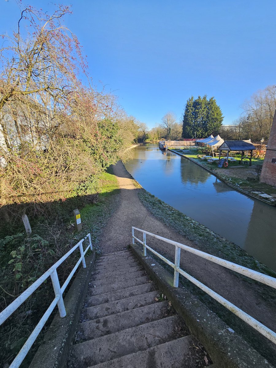 First walk of 2026, and what a beautiful walk it was too. Love the frosty, sunny mornings. 
 #canal #solo #amateurphotography #nature