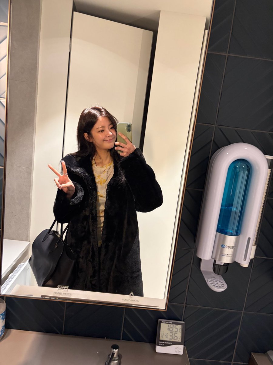 jisupopbase's tweet image. ITZY’s Lia reveals to Midzy on Bubble that she recorded something recently and teases about what it could be!

🍯: “I recorded something today
But I'm not telling you
Check it out at the concert😉”
🫧: “Cover? OST? Concert audio or narration? Or a solo album??”
🍯:…