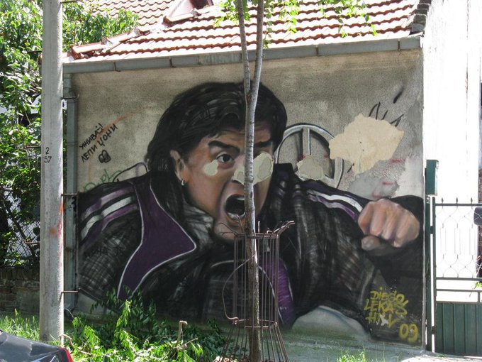Diego10Querido's tweet photo. "No nos olvidemos que los norteamericanos se metieron a defender a Kuwait porque había petróleo.  
¿Y por qué no se metieron con Yugoslavia? Porque ahí nada más hay piedras (2005). 

Distintos murales maradoneanos ubicados en Belgrado, antigua capital de la extinta nación. https://t.co/I7tkNZHOdH