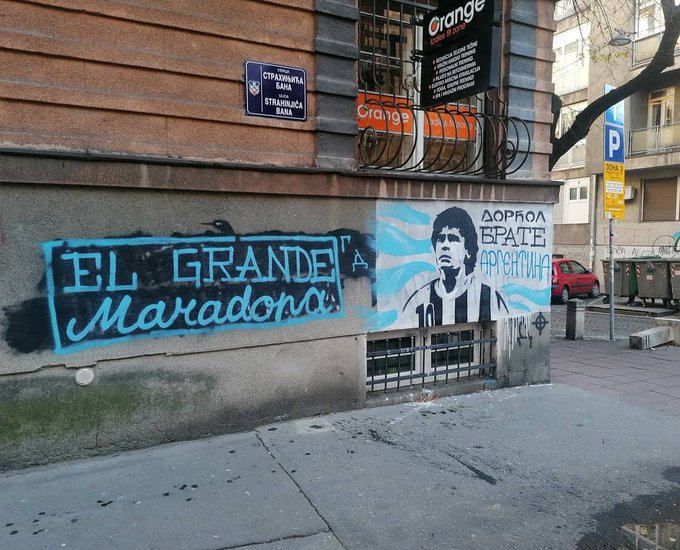 Diego10Querido's tweet photo. "No nos olvidemos que los norteamericanos se metieron a defender a Kuwait porque había petróleo.  
¿Y por qué no se metieron con Yugoslavia? Porque ahí nada más hay piedras (2005). 

Distintos murales maradoneanos ubicados en Belgrado, antigua capital de la extinta nación. https://t.co/I7tkNZHOdH