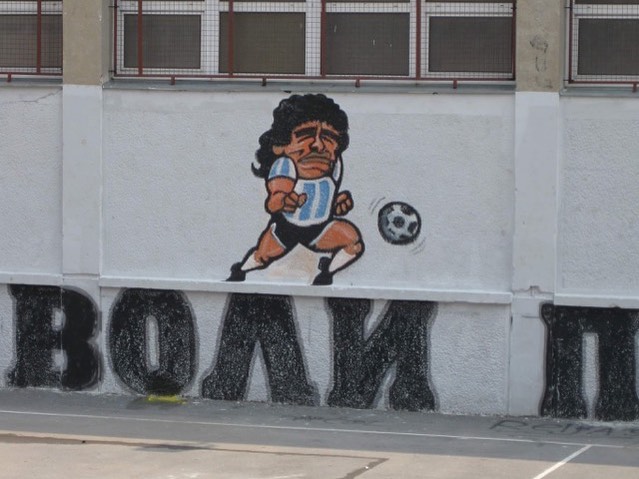 "No nos olvidemos que los norteamericanos se metieron a defender a Kuwait porque había petróleo.  
¿Y por qué no se metieron con Yugoslavia? Porque ahí nada más hay piedras (2005). 

Distintos murales maradoneanos ubicados en Belgrado, antigua capital de la extinta nación.