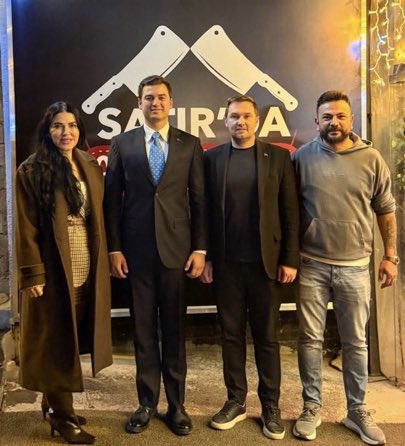 Tolgahan Erdoğan:

“Bedri Usta’yı savunacağım diye insanlara hakaret eden Didem Carus’un dükkanının kaçaklarını ve Bodrum Belediyesi’nin neden bunu görmediğini sormuştum. 

Meğerse Didem Hanım Muğla Büyükşehir Belediyesi çalışanı imiş. Hobi olarak kebapçılık yapan Didem Hanım’ın