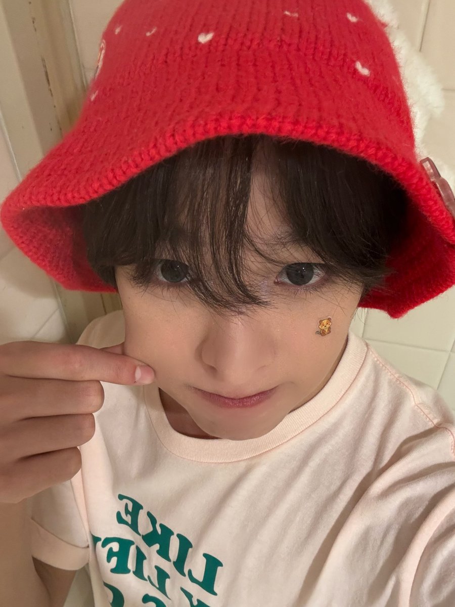 RIKU WE THANK YOU FOR NOT LETTING THIS BECOME A PHOTOCARD