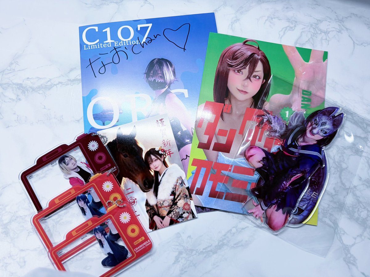 no_nao_no's tweet image. コミケで入手したもの🌼

🌼カモミールちゃん🌼(@chamomile_chami )
サインももらえた~𐔌ᵔ ܸ&amp;gt;⩊&amp;lt;︎︎ ͡ 𐦯♡
いつも構ってくれて本当にありがとう♡
このアクキー デザイン天才❗️たくさん持ち歩く❗️
写真集も最高すぎて温泉モモちゃんのとあるページで声出たマジで♨️

#コスプレイヤーカモミール