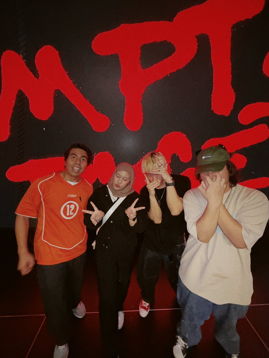 _srdnarozaidii's tweet photo. it’s been one year knowing you boys! forever grateful 🥹🫶🏻 @zicemptypage @alippedul @zacnotoncrack #emptypage https://t.co/E44hzy9eS0