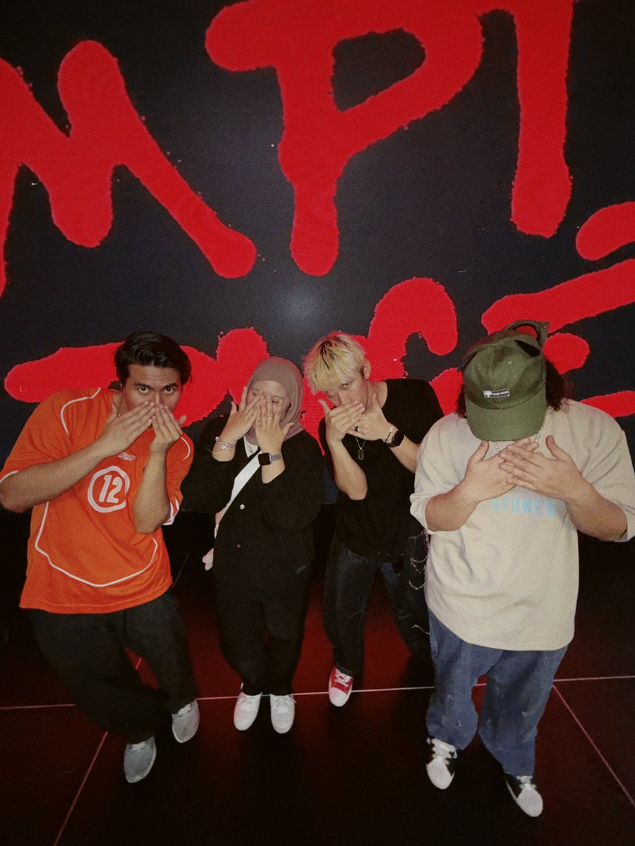 _srdnarozaidii's tweet photo. it’s been one year knowing you boys! forever grateful 🥹🫶🏻 @zicemptypage @alippedul @zacnotoncrack #emptypage https://t.co/E44hzy9eS0