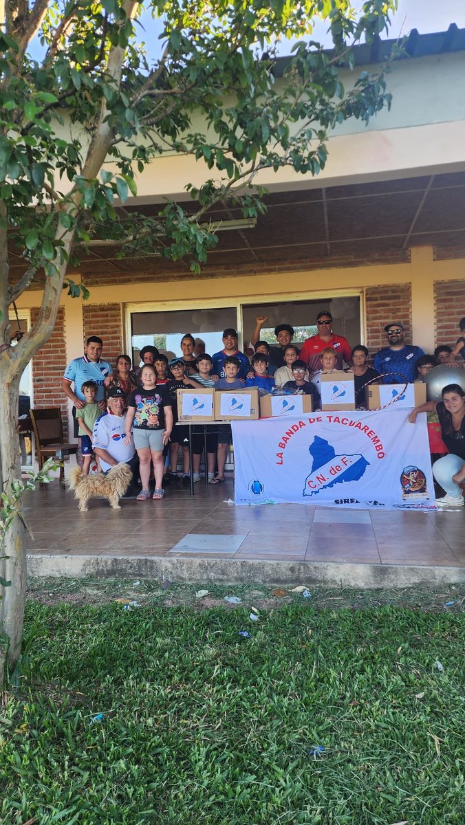labandatbo's tweet photo. REYES MAGOS !
En la jornada  se realizó donación de juguetes a “Merendero Koty” Barrio Santangelo , establecimiento alejado de la ciudad . Allí se compartió un gran momento con sus niños y vecinos : https://t.co/aBh6pvFMFV