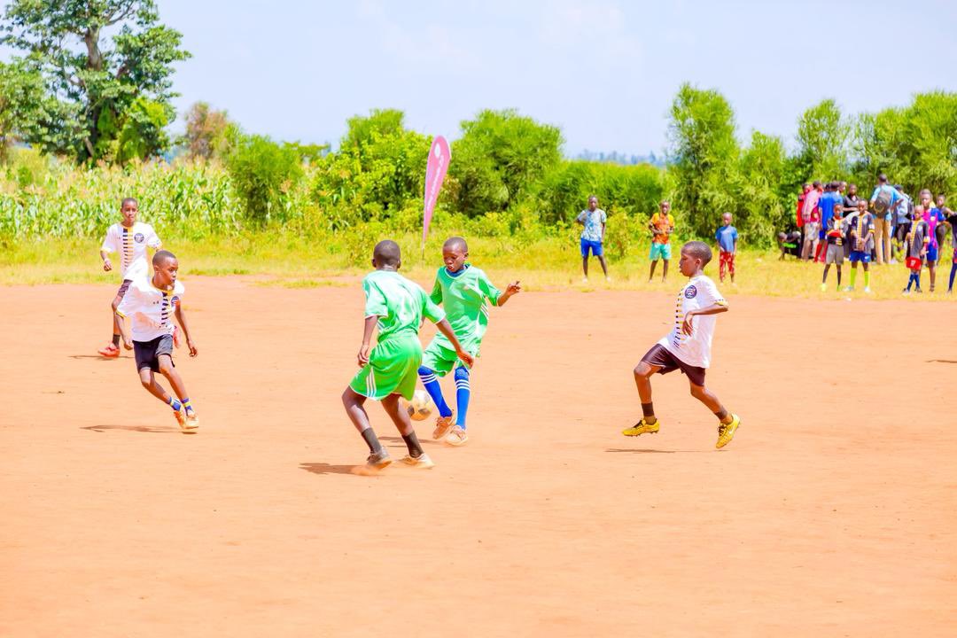 UmuriFoundation's tweet photo. 2/2 Thank you @Imbuto for making this initiative possible by empowering change champions and equipping youth for the future. Holiday engagement builds safer environments. On to 2026 for more youth action.
#SafeEnvironment https://t.co/zTeiMn0df1