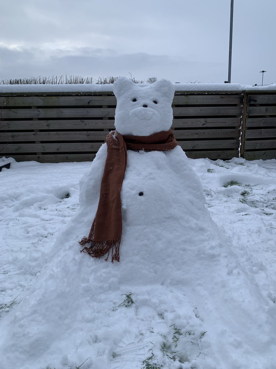 Senede bir kere eser veren karlara fısıldayan heykeltıraş,  bu sene de bir hayvan figürü üzerinde çalışmayı tercih etti. Kaynak: Sanat Gündemi
