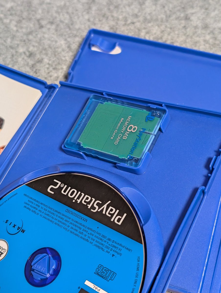 To uczucie kiedy przeglądasz paczkę z zakupionymi grami na drugiego Plejaka i w środku jednej z nich znajdujesz oryginalną kartę pamięci 🥰 I to gdzie - w Simsach!