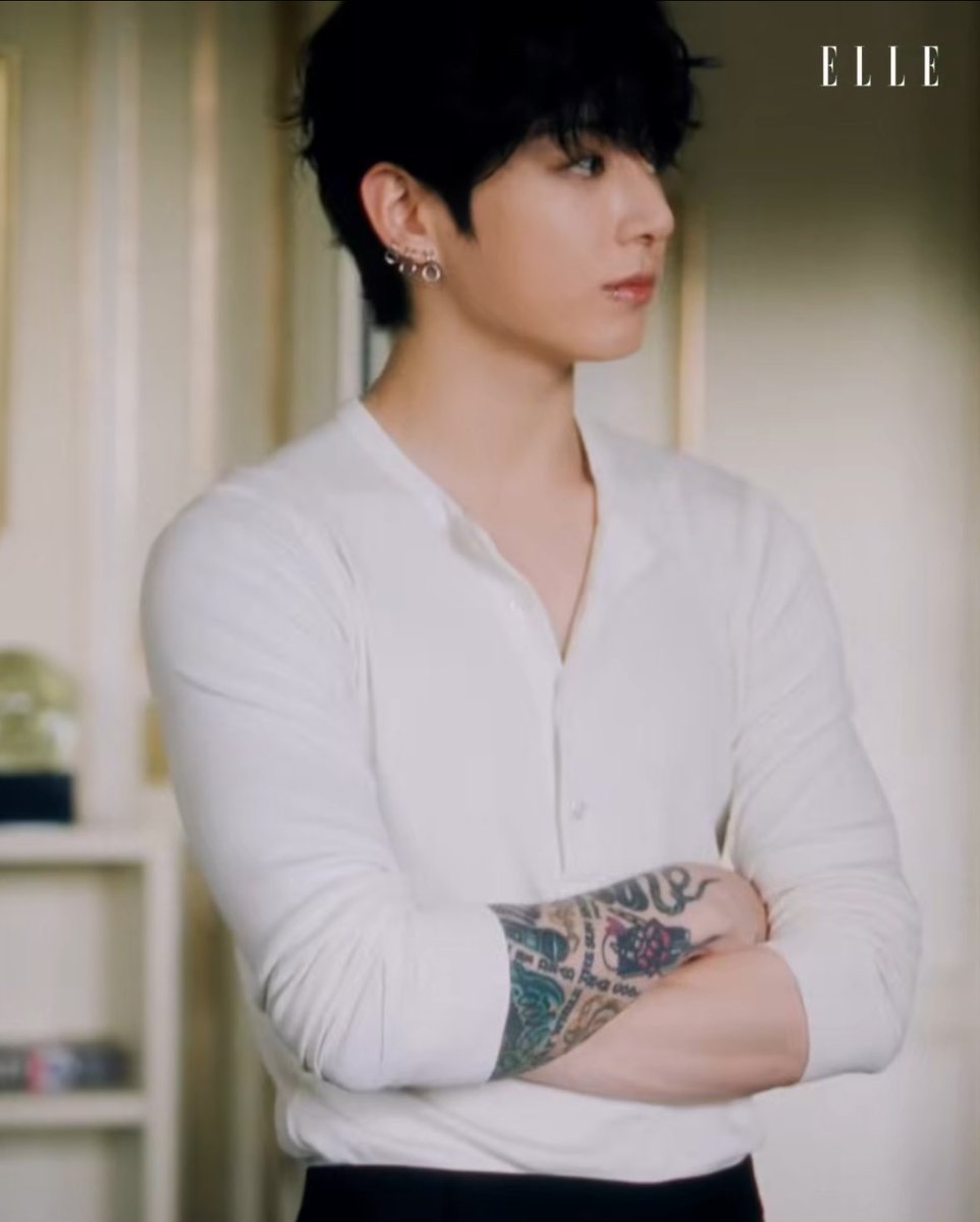 vkookatee's tweet image. kinda insane how he managed to out-omega his white sweater dicon photoshoot