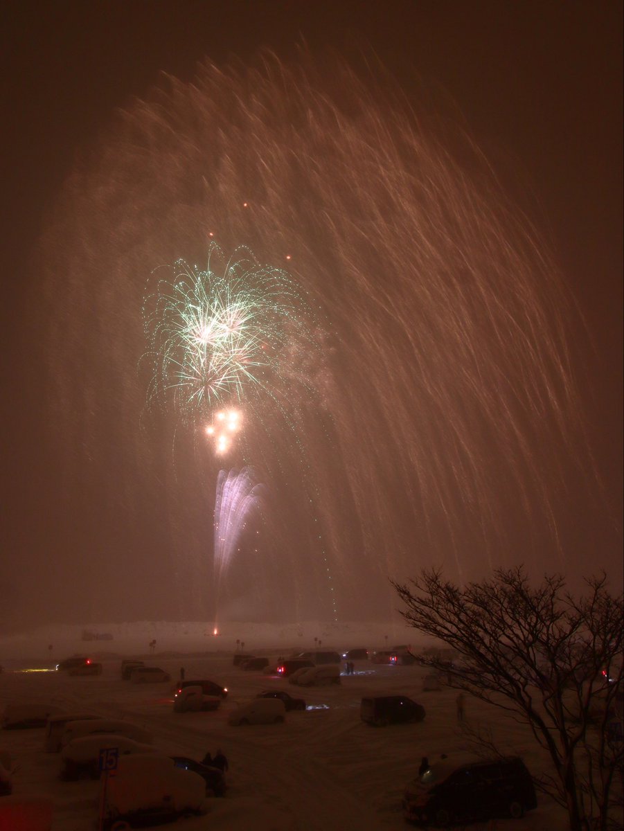 kuhhon's tweet photo. 2025/12/31 23:50〜26/1/1 00:10
年越し花火APPI COUNTDOWN HANABI
#小松煙火工業

#安比高原スキー場 で打ち上げられた #カウントダウン花火 と #新春花火 です。108発の単発花火から始まり24時カウントダウン後に新春を祝うスターマインの打上。
強��と雪の中でも見れて幸運でした。
#APPI #八幡平市 https://t.co/1Gk43N6RYX