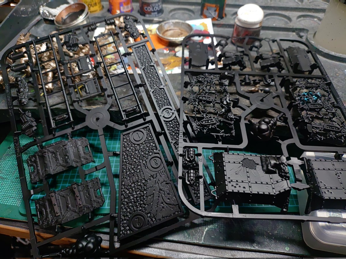 ReasWind's tweet image. 明日から仕事だ
いつもの日常に戻す

ボーディングアクションの接続部をゴリゴリ削る

キルチームのテレインを組み立て、共通装備もろともサフを吹く

コーンバーサーカーの下地処理をする

いつものまとまりのない作業だ