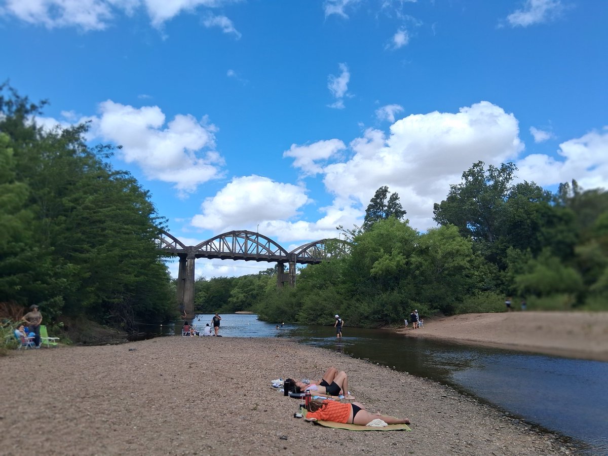 CeciliaBarrand1's tweet photo. Permiso, Venezuela 🙏🏻.
Fotos de ayer en Casupá.
El Santa Lucía está tan bajo, que hay playa, parador y ¡guardavidas! desde hace 2 años.
Las 2 primeras están tomada río abajo a escasos km de donde será el muro de la represa.
Las otras 2, son de la cota más baja del arroyo Casupá a pocos km arriba de donde estaría el muro de contención.