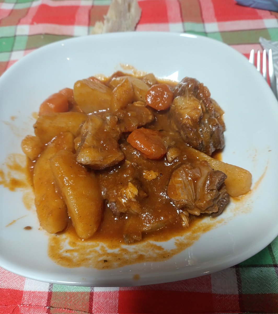 Más quisieras tú que cocinara para ti. ¿O era que te cocinara A TI?

Alégrame el domingo tolai y babea por las sobras que no te voy a dejar.