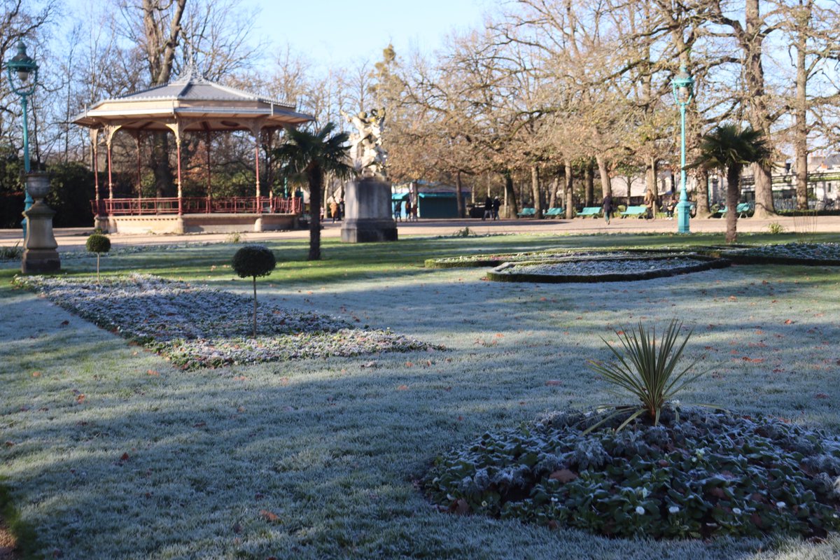 RAutrement's tweet image. #Gel #VagueDeFroid #Hiver #Meteo #BretagneMeteo #Verglas #Neige Ce dimanche 4 janvier, les plus fortes gelées depuis le début de l’hiver : jusqu’à -9,2°C à Laillé, -8,6°C à Couëron. La Vilaine partiellement gelée. rennes-infos-autrement.fr/gelees-remarqu…