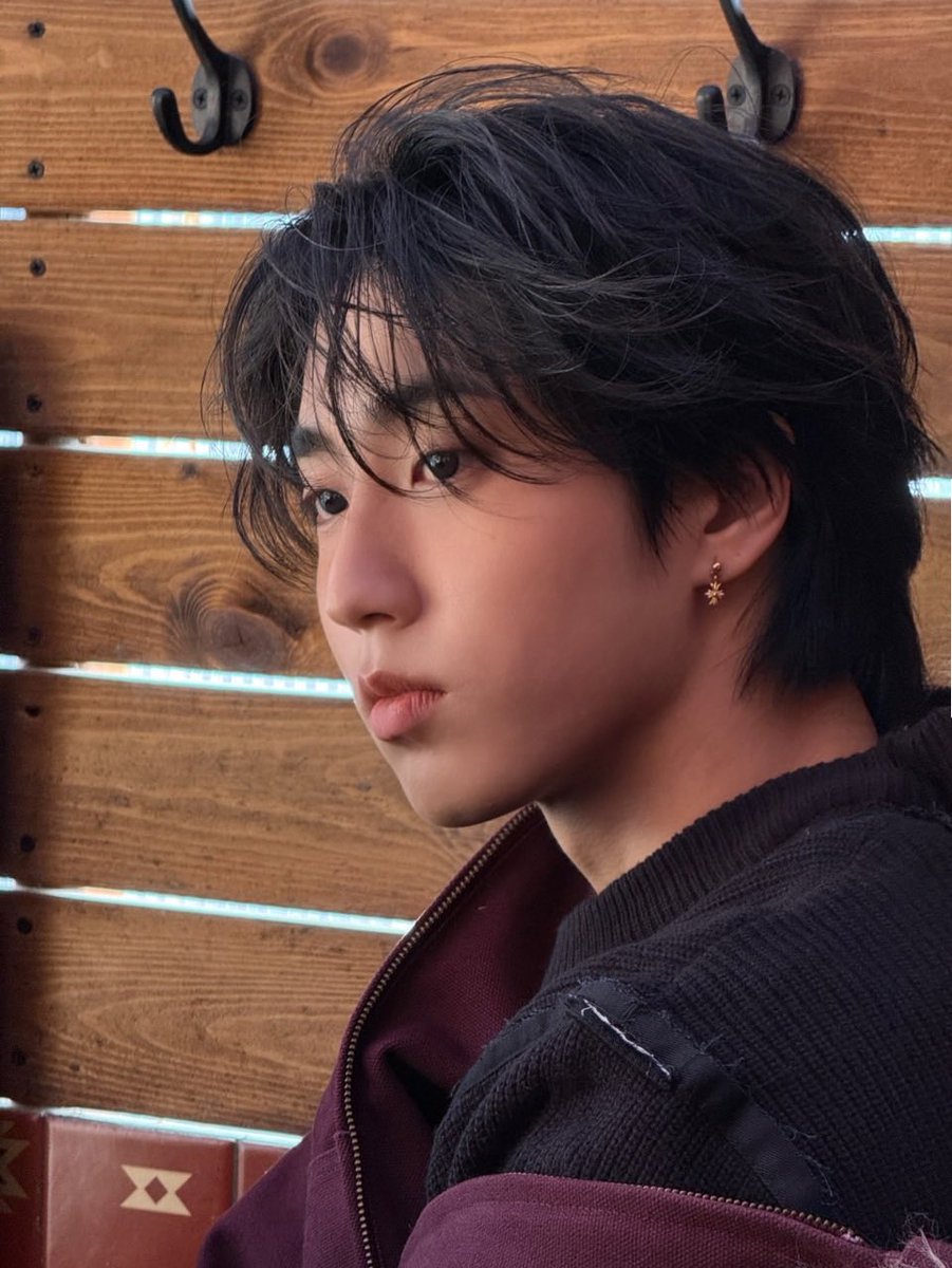 HES SO BEAUTIFUL OHMYGOSH
