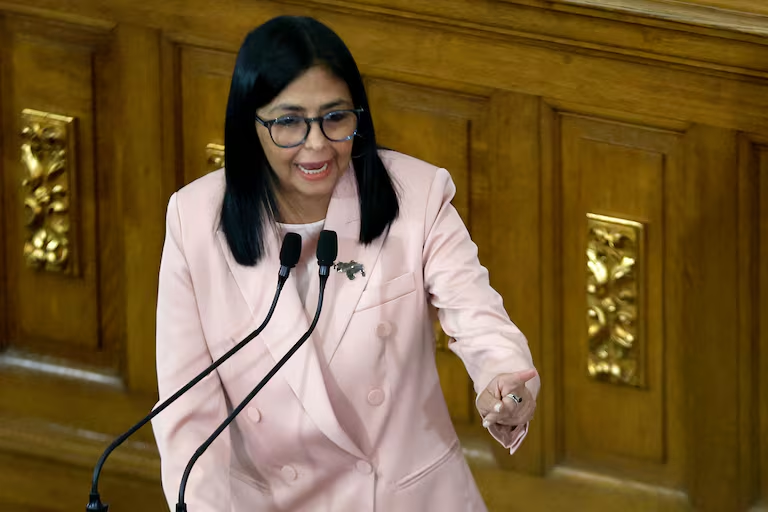DELCI RODRIGUEZ ASUME EL GOBIERNO

EL TRIBUNAL SUPREMO VENEZOLANO LO ORDENÓ

LO HIZO ENÉRGICAMENTE RECLAMANDO X MADURO

UN PLANTEO SOBERANO Y PATRIÓTICO

DEBERÍA ESCUCHARSE EN LA COMUNIDAD GLOBAL

BOLÍVAR VIVE Y CHÁVEZ TAMBIÉN