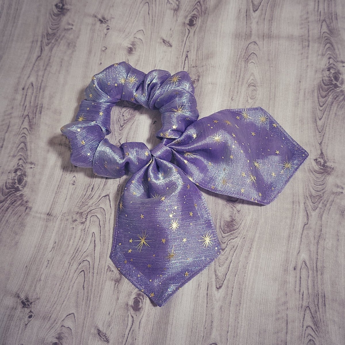 本日もシュシュデザイン試行錯誤中。
リボンつけてみた。
悪くはないんですけど…若干、低年齢層向けに見えます、ね…？
リボンにチャームもつけてみたけど、なんか理想とちがう…
鬼高速で解体しました。
柄のせいでしょうかねぇ。

このデザインいつか布を変えてリベンジします。