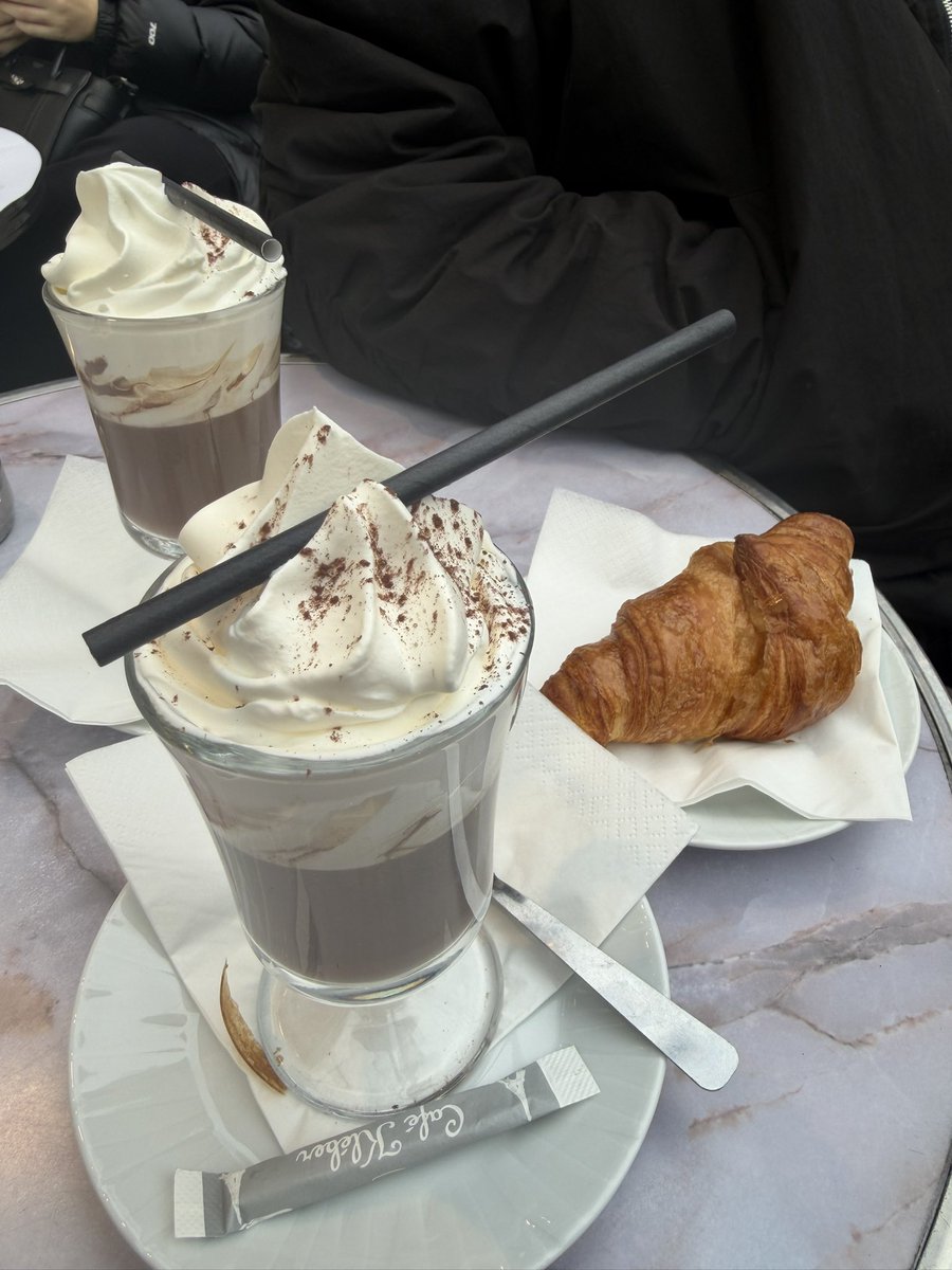 fpl_wildberg's tweet photo. Pretty much stayed away from social media for the new year, stayed active for FPL though.

Spent new years in Paris this year, what a way to bring the new year in.🇫🇷🥐 https://t.co/59413M4lV6