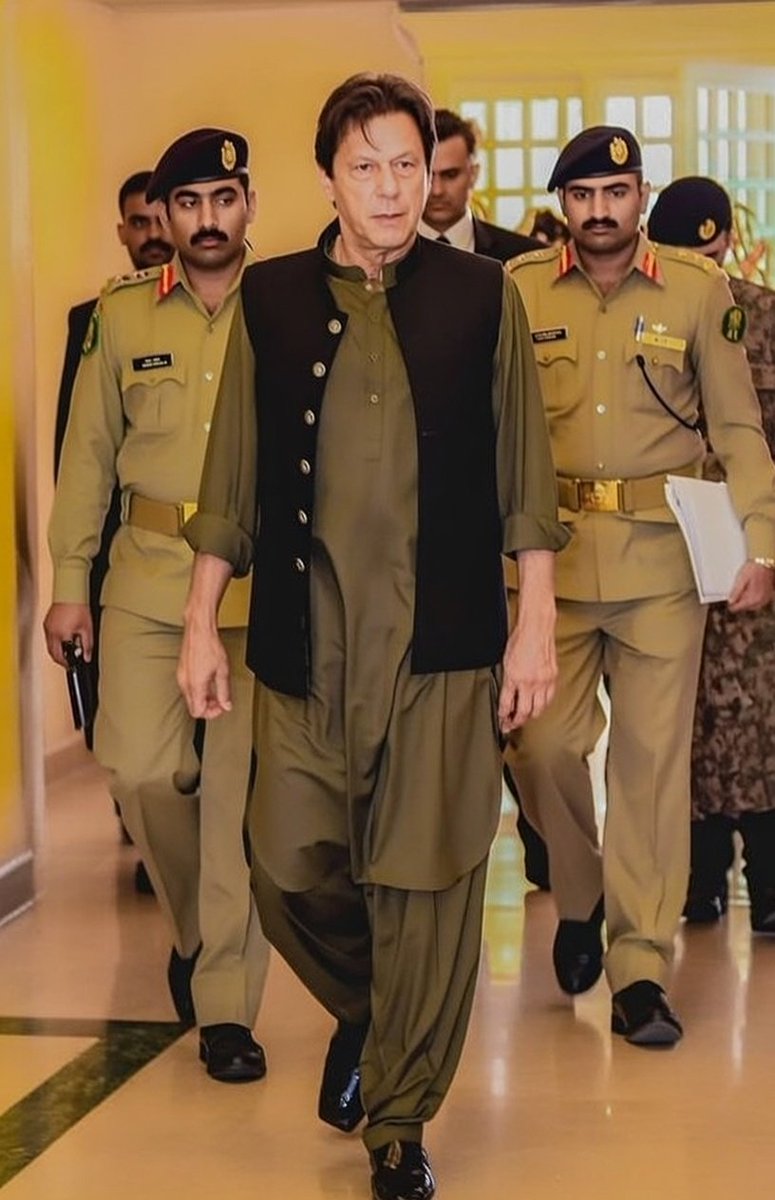 asianawaz8's tweet photo. آپ ہیں من و سلویٰ کی طرح کوئی انمول شے
ہم ٹھہرے قوم موسیٰ کی طرح بے قدرے لوگ
#مزاحمت_کا_سلطان_عمران_خان https://t.co/bCHtTAssDr