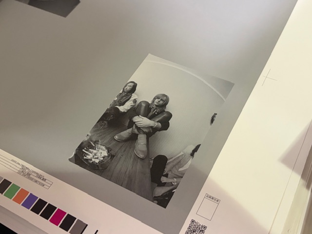 そして今日はミック・カーンの命日ですね。
3月に発売の写真集『JAPAN：The Photo Sessions』には、在りし日のミックの素敵な姿が沢山収録されています。少し影のある笑顔や洗練された着こなし.....彼の最高の瞬間を封じ込めた写真をスティーヴが選んでくれました。