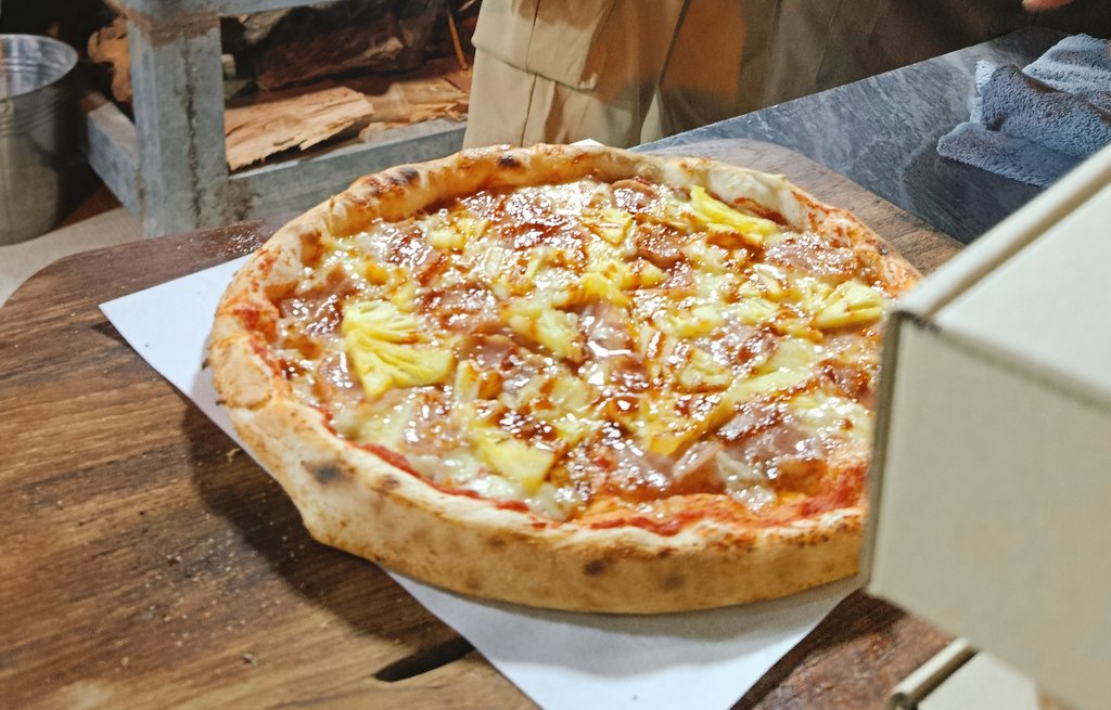 รีวิวงานกลางคืน เพิ่งไปมาตะกี้ิ (คืนวันอาทิตย์): 

-คนเยอะมาก 
-ยุงเยอะพอๆกะคน
-ไฟสวยดี แต่ก็เลยทำให้ไม่ได้โฟกัสดอกไม้ ใครอยากดูดอกไม้สวยๆมากลางวันดีกว่า คนน้อย ไม่มียุง 
-พิซซ่าเตาถ่านโซนฟู้ดทรักริมน้ำอร่อยดี รอคิวนานนิดนึง

สรุปที่ชอบสุดคือไปช่วงเช้าๆ บรรยากาศดี ดอกไม้สวย