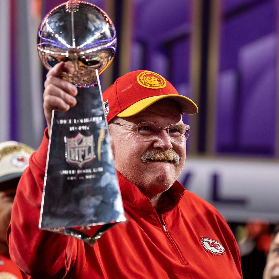 coachajkings's tweet image. Andy Reid gives every player the same advice -  4 rules for how to win at football and life.

Not just football. Life.

It’s simple. It’s powerful. And it works everywhere: sports, relationships, and business.

Here’s what he teaches - and why it works: 🧵