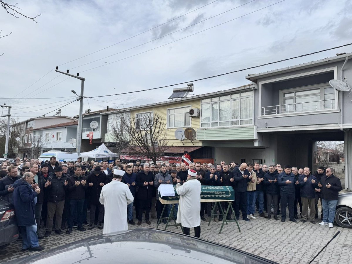 AknYILMAZ4's tweet image. #Taziyebaşsağılığı
Geçmiş dönem Bahçeağıl mahalle muhtarı #Halim  Çelebi abimiz Hakk’a yürüdü.
Halim Çelebi abimize Allah’tan rahmet kederli ailesine sabır ve baş sağlığı diliyorum.￼