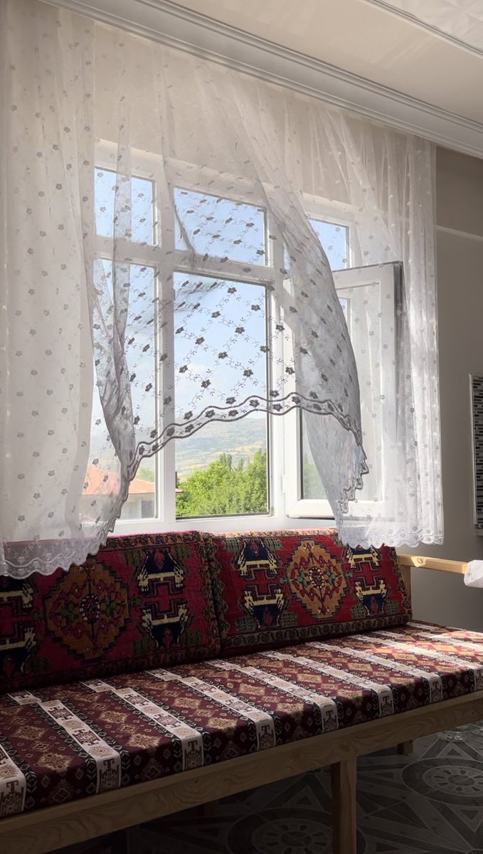 تمهّل، وشرهات الستاير على الأنسام 
جروحٍ غفت في غفلتك؟ - لا تصحيّها

أنا اللي فتح شبّاكك، وطارت الأحلام 
ولا تحرق الجمرة سوى رجل واطيها

_صالح بن حمد