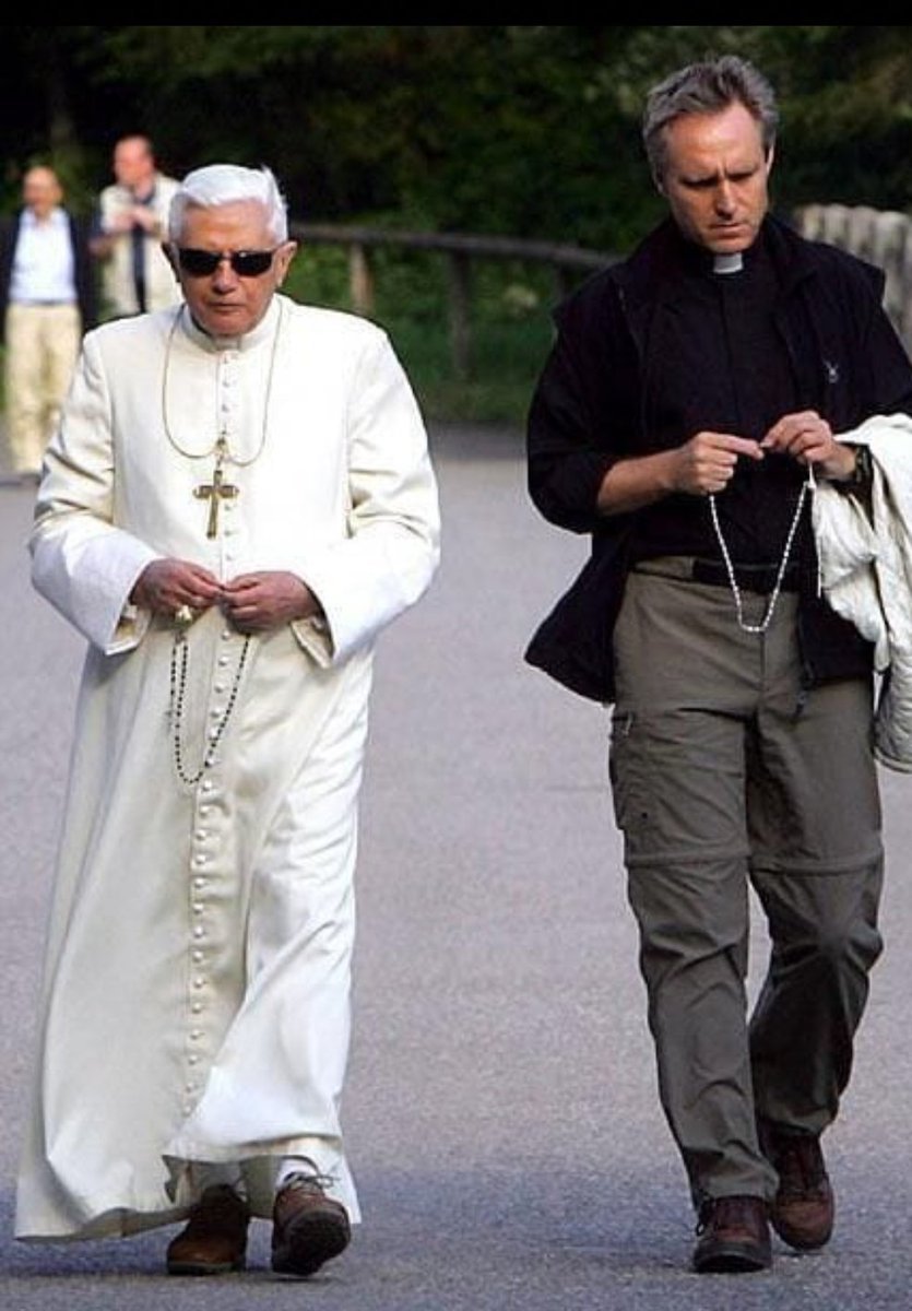 Reflectora's tweet image. Ratzinger y monseñor el "Bello Giorgio".