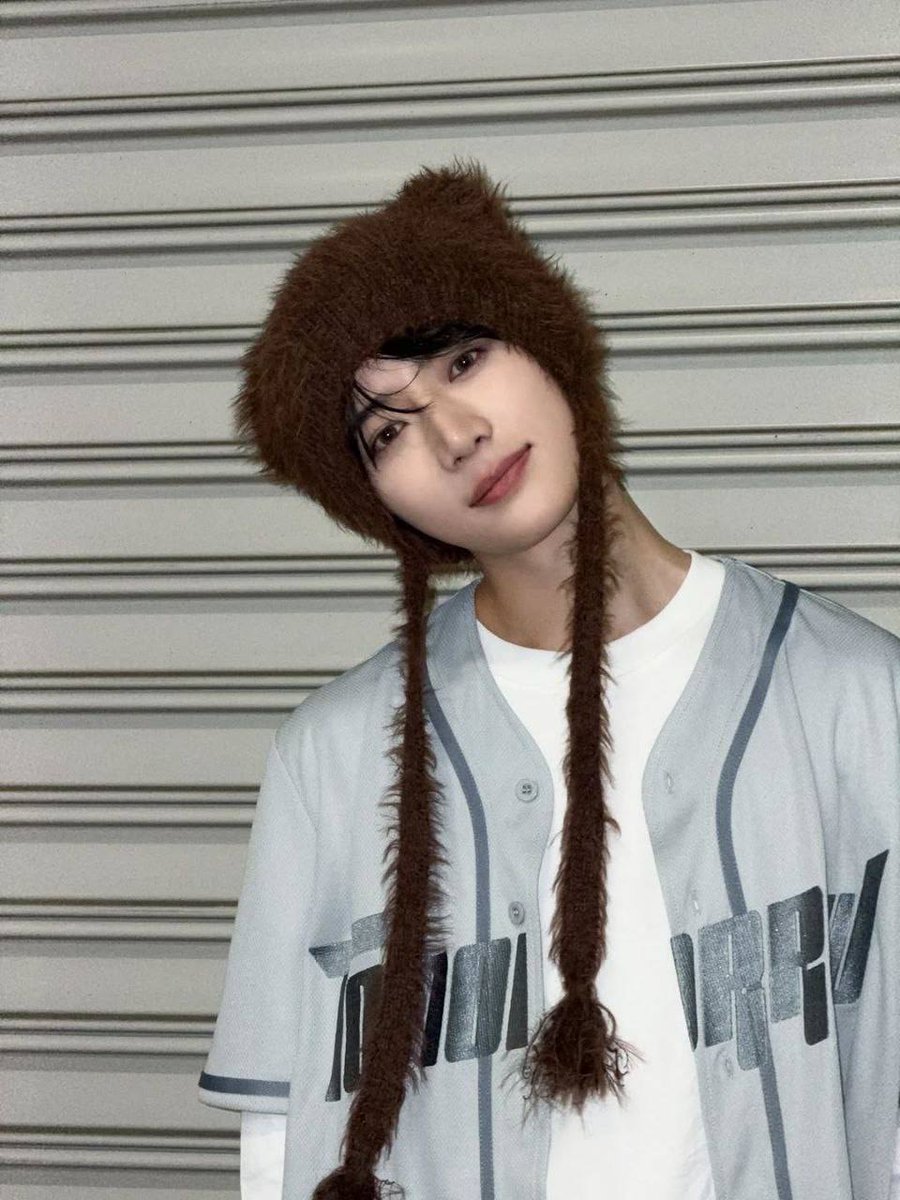 bemogyu's tweet image. “𝐻𝑚....ᐣ 𝑇ℎ𝑜𝑢𝑔ℎ𝑡𝑠 𝑤𝑎𝑛𝑑𝑒𝑟 𝑙𝑖𝑘𝑒 작은 꿈들 𝑖𝑛 𝑡ℎ𝑒 𝑎𝑖𝑟,” i said. Beautiful layers, as soft as it looks. What aquiet surroundings and a dreamy pause of moment we have here. 🧸❄ Surely the night holds a peaceful kind of warmth to everybody who enjoy it.