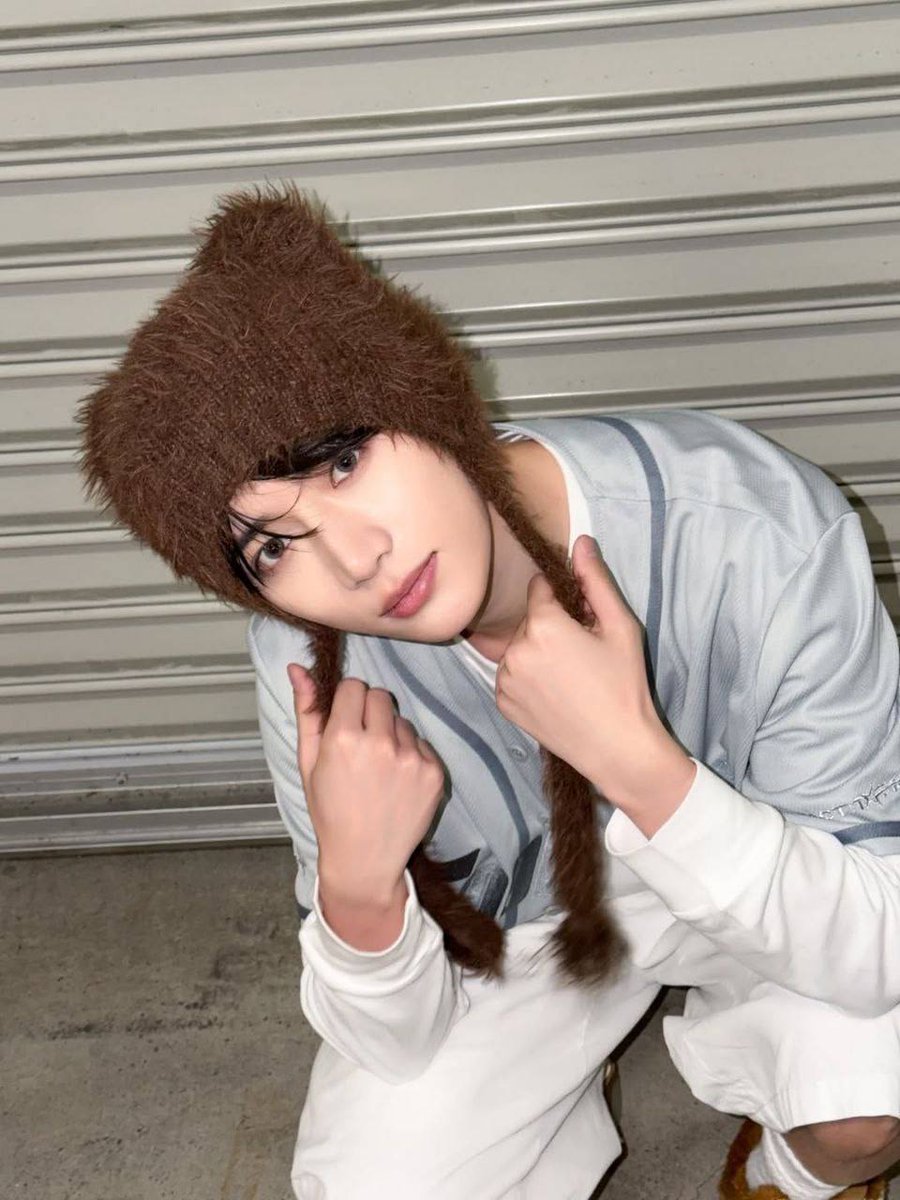 bemogyu's tweet image. “𝐻𝑚....ᐣ 𝑇ℎ𝑜𝑢𝑔ℎ𝑡𝑠 𝑤𝑎𝑛𝑑𝑒𝑟 𝑙𝑖𝑘𝑒 작은 꿈들 𝑖𝑛 𝑡ℎ𝑒 𝑎𝑖𝑟,” i said. Beautiful layers, as soft as it looks. What aquiet surroundings and a dreamy pause of moment we have here. 🧸❄ Surely the night holds a peaceful kind of warmth to everybody who enjoy it.