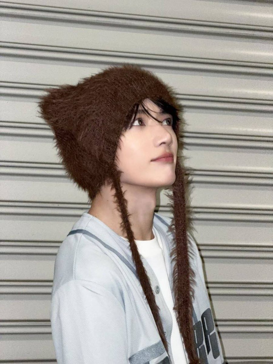 bemogyu's tweet image. “𝐻𝑚....ᐣ 𝑇ℎ𝑜𝑢𝑔ℎ𝑡𝑠 𝑤𝑎𝑛𝑑𝑒𝑟 𝑙𝑖𝑘𝑒 작은 꿈들 𝑖𝑛 𝑡ℎ𝑒 𝑎𝑖𝑟,” i said. Beautiful layers, as soft as it looks. What aquiet surroundings and a dreamy pause of moment we have here. 🧸❄ Surely the night holds a peaceful kind of warmth to everybody who enjoy it.