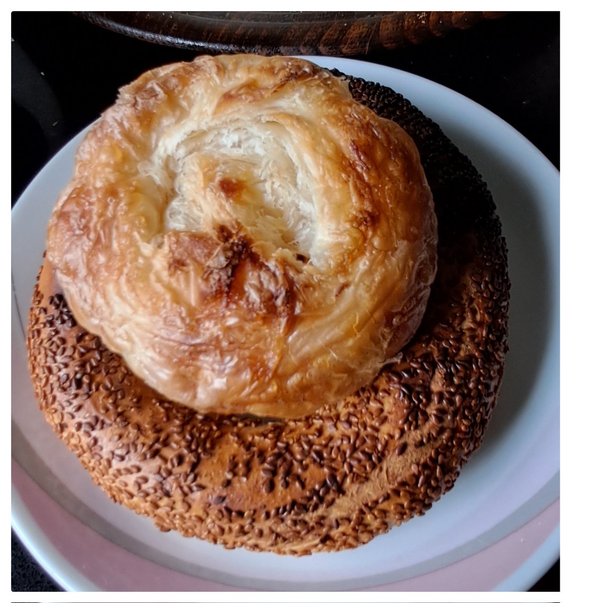 Namusuyla çalışan Kürt-Türk-yada her neyse hiçbir esnafla sorunumuz olmaz...Ama sen Irkçılık yapmaya kalkarsan,vatandaşlara alay edersen akıllara başka sey gelir.!
- Sabah aldığım Gevrek ,boyozu satan Kürt bir aile.( Mahalleden fırın )
- Nasıl kibar,dürüst insanlar.
-20 lira