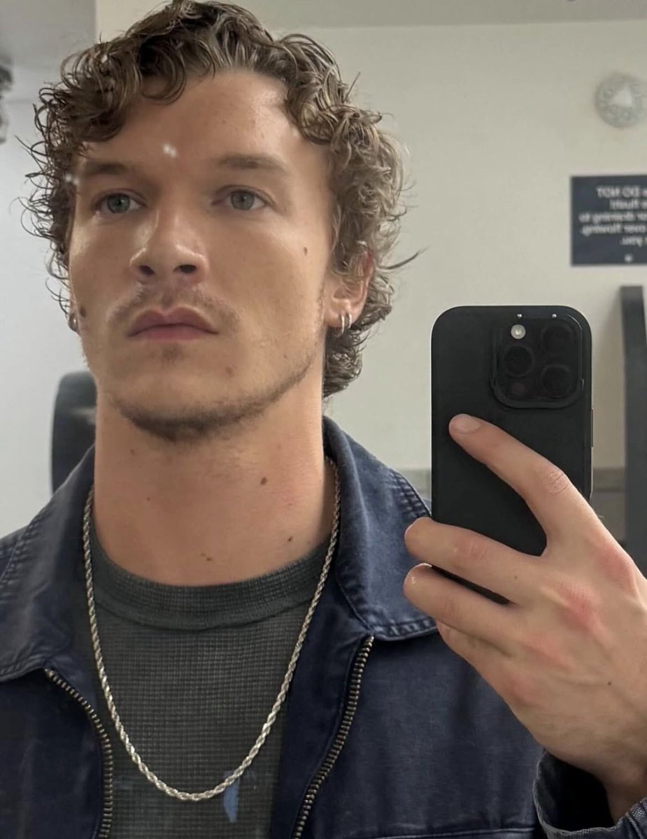 rozroan's tweet image. The future CEO of Rozanov Company Ilya who is the biggest brat and the biggest pain in the ass with the newly transferred Secretary Shane with his first task where he has get Ilya in the line take his job as the CEO. Basically, Shane has to babysit big brat Ilya.