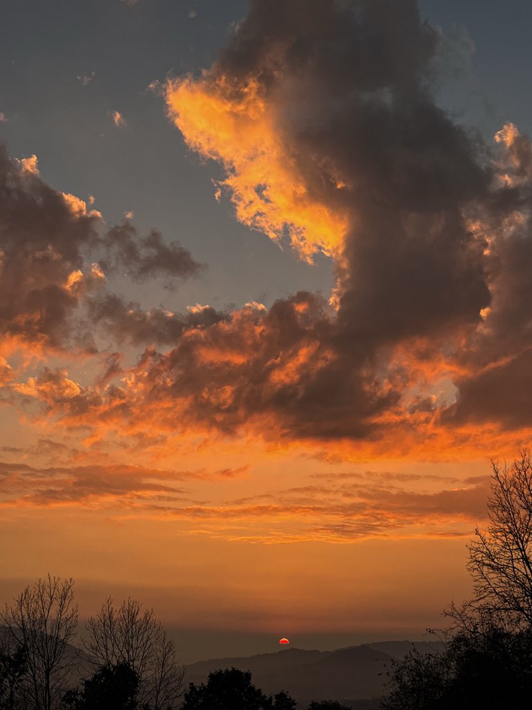 khan_ibtisaam's tweet image. this sunset has my whole heart