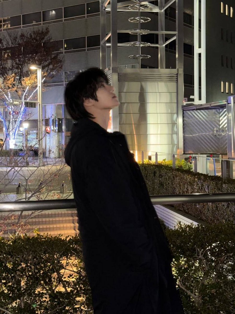 bemogyu's tweet image. What a long night! City lights glow softly against the quiet dark. Make sure you had your long coat on and let the warmth tones keep the mood calm all night. 밤 고요 여유. The fuzzy hat adds extra warmth to the mood. Small dreams drift upward, 아주 작은 꿈. 🌙