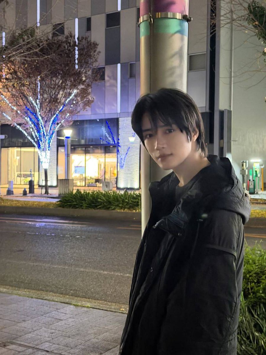 bemogyu's tweet image. What a long night! City lights glow softly against the quiet dark. Make sure you had your long coat on and let the warmth tones keep the mood calm all night. 밤 고요 여유. The fuzzy hat adds extra warmth to the mood. Small dreams drift upward, 아주 작은 꿈. 🌙